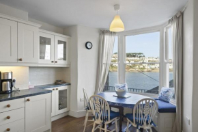 Apartment Sea Views & Terrace on Waters Edge